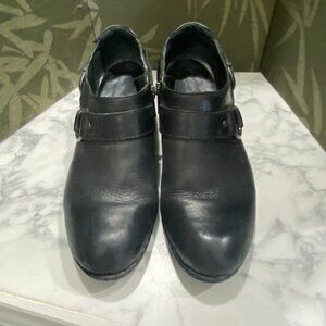 GUC~Born Women's Black Leather Ankle Heeled Harness Booties Sz 7.5 M Side Zip